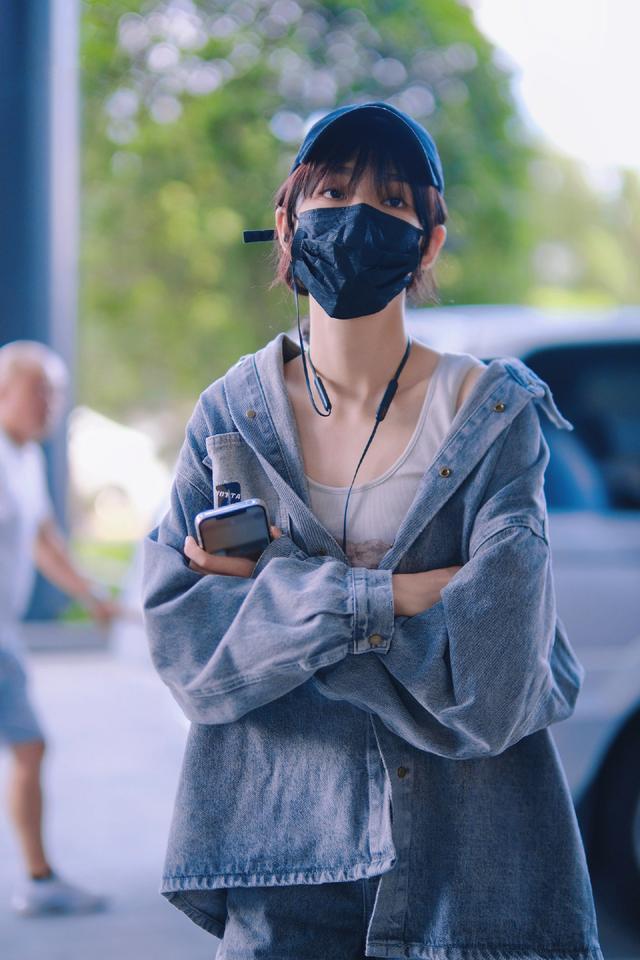 曾可妮超模写真,曾可妮机场穿搭蓝色上衣短裤