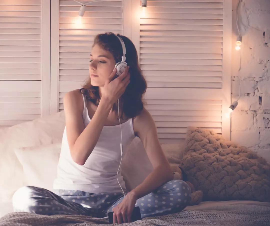 心理学快报：边听歌边学习会让人变笨？专家：这是真的