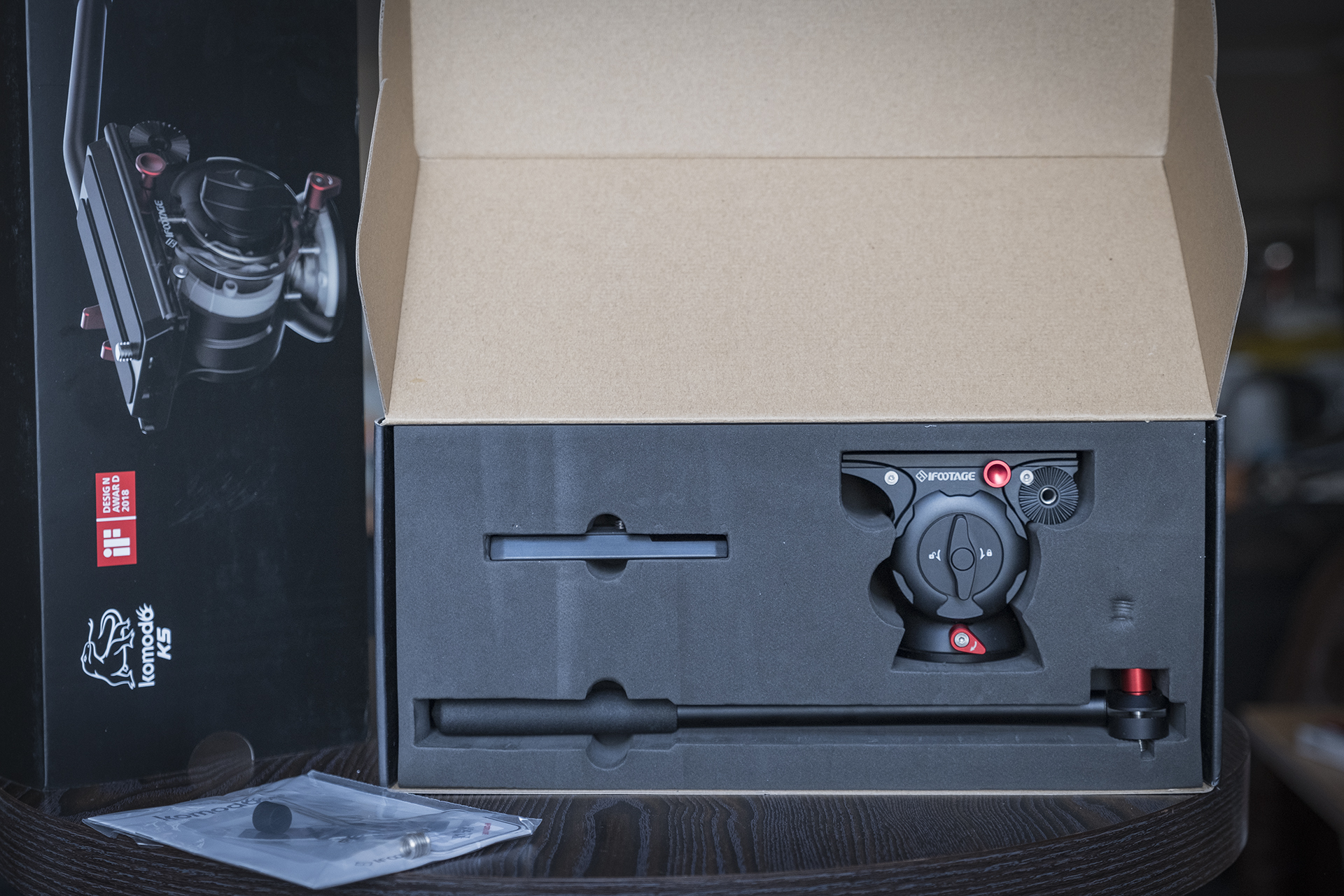 聚目开箱丨明明能靠脸，偏要拼才华——印迹COBRA2代独脚架开箱