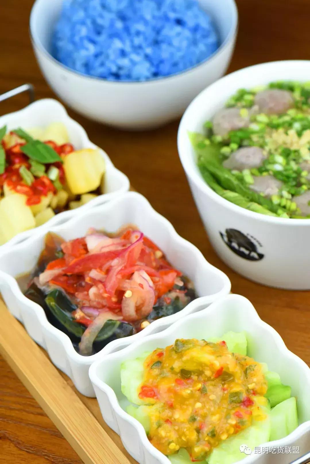 昆明2环边巷子里的小店，1杯咖啡+1份简餐，感觉我又去到了泰国