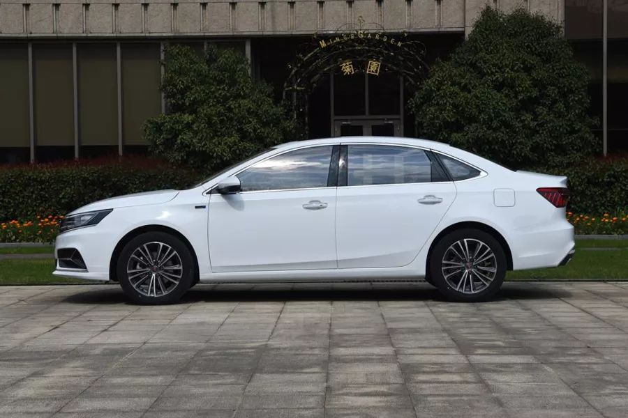 荣威i6plus官图发布外观和配置,荣威i6plus旗舰版落地价