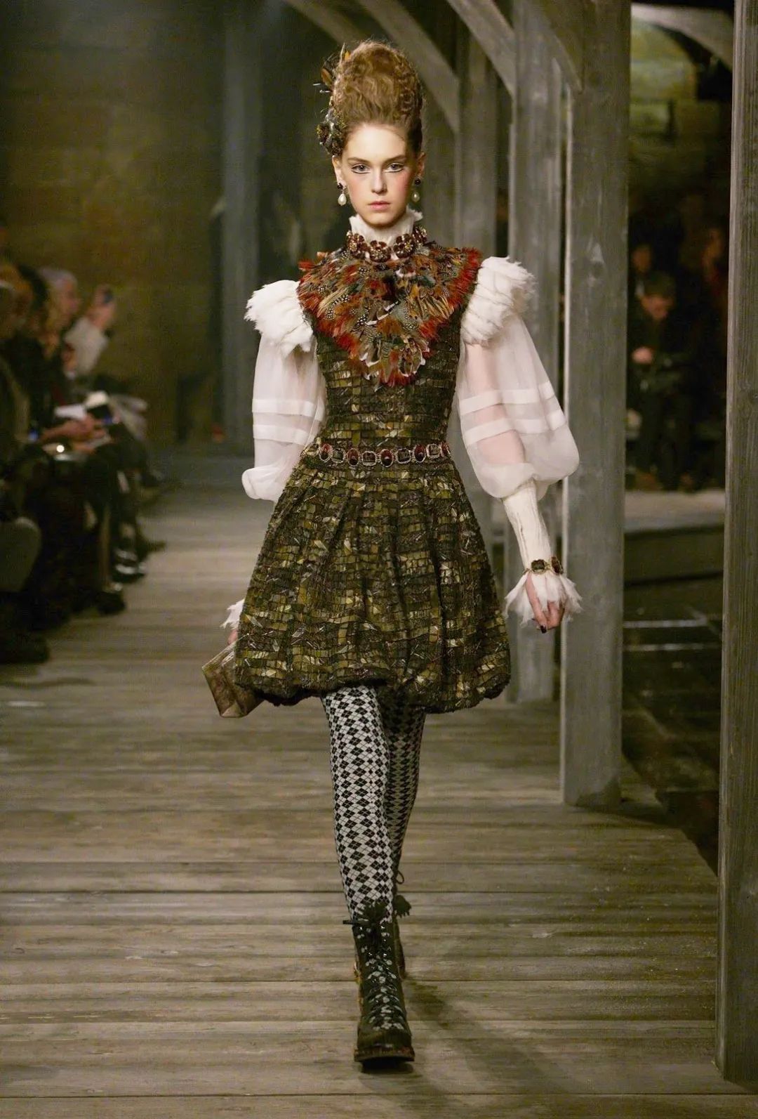 珍珠当牙签，红宝石镶圣经，还是Gucci和香奈儿的灵感缪斯