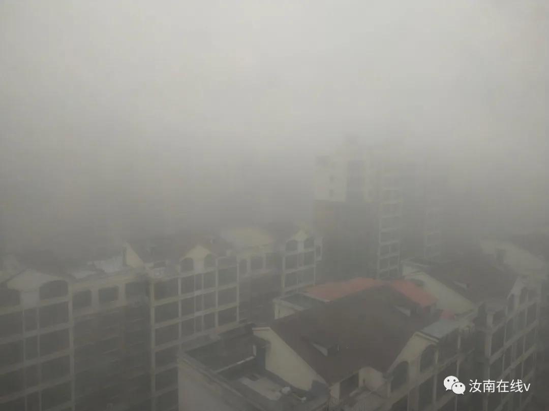 汝南县发布大雾橙色预警,大雾突然来袭视频