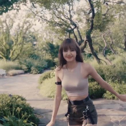 lisa穿什么鞋,人间芭比lisaattention