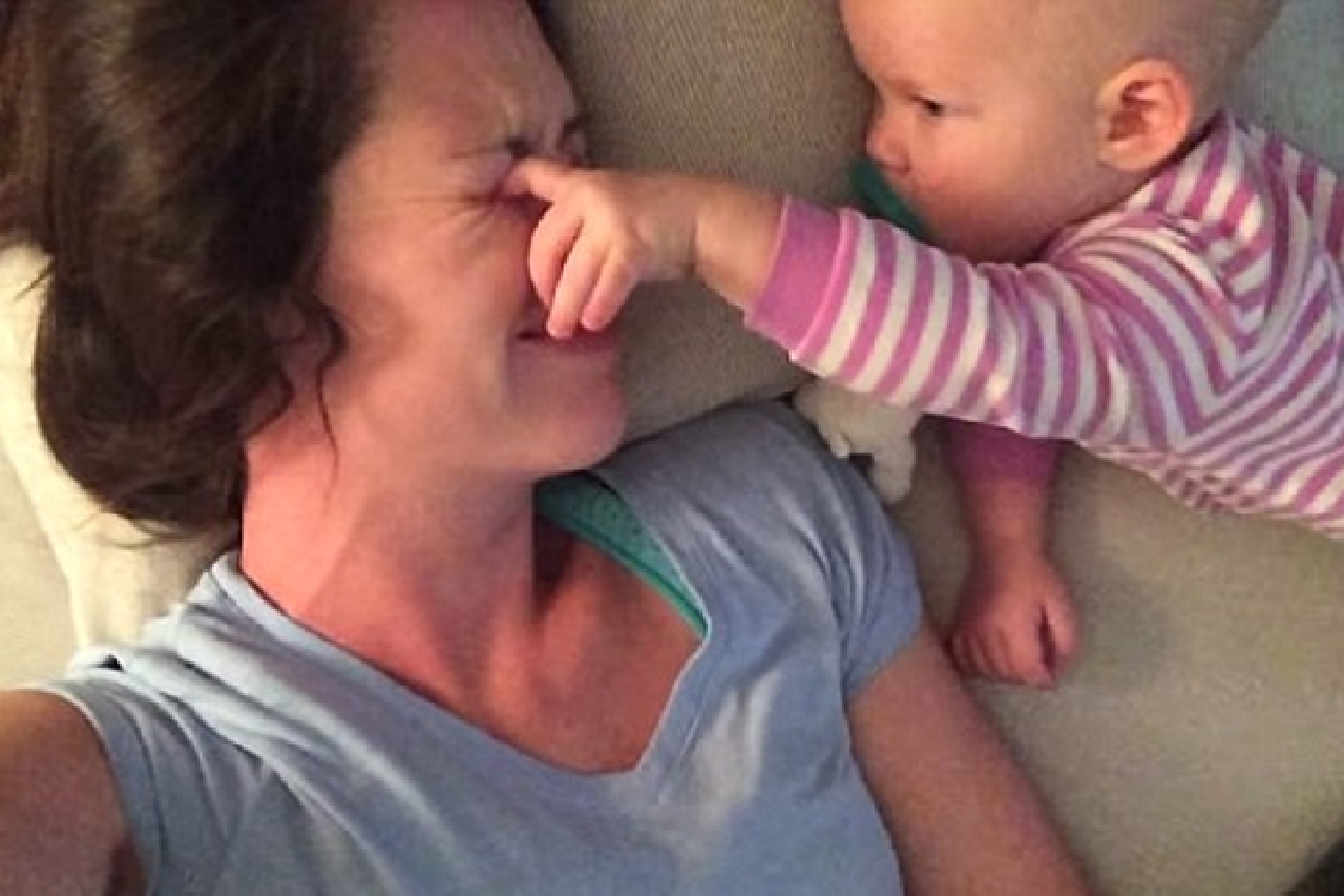 婴儿眼睛被戳到怎么判断严不严重,宝宝眼睛被戳了一直流泪严重吗