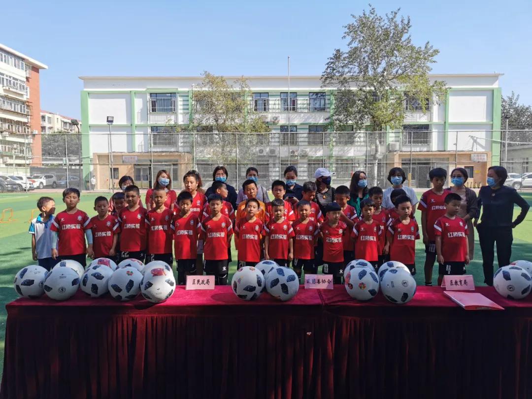 西王庄小学足球捐赠活动,足球校园捐赠活动
