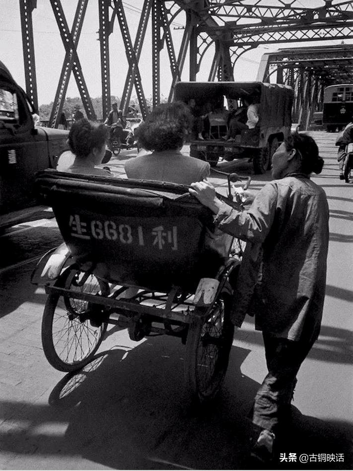 没想到,当年纺织女工也常“打的”上班,兼聊上海“的士”史