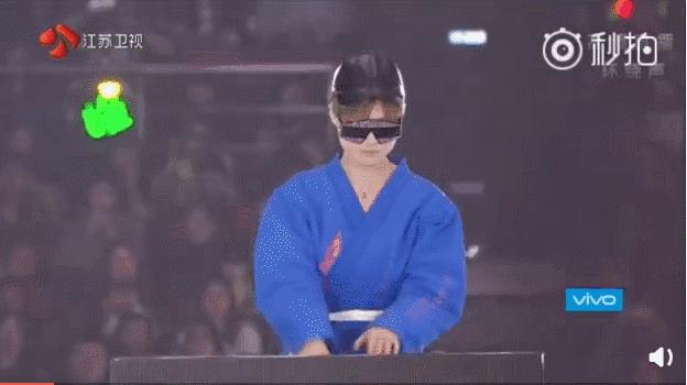 春晚的李谷一跨年的李宇春,李谷一李宇春串烧