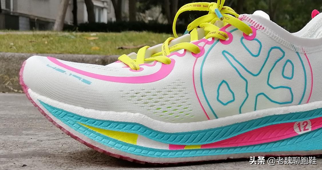 必迈惊碳实测报告：国产第一款推动力跑鞋，轻薄透气释放脚踝压力