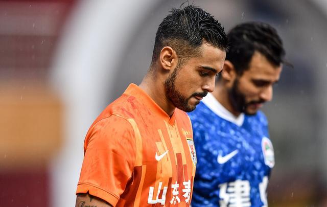 郝伟首发六个边后卫,郝伟面临两难选择泰山队