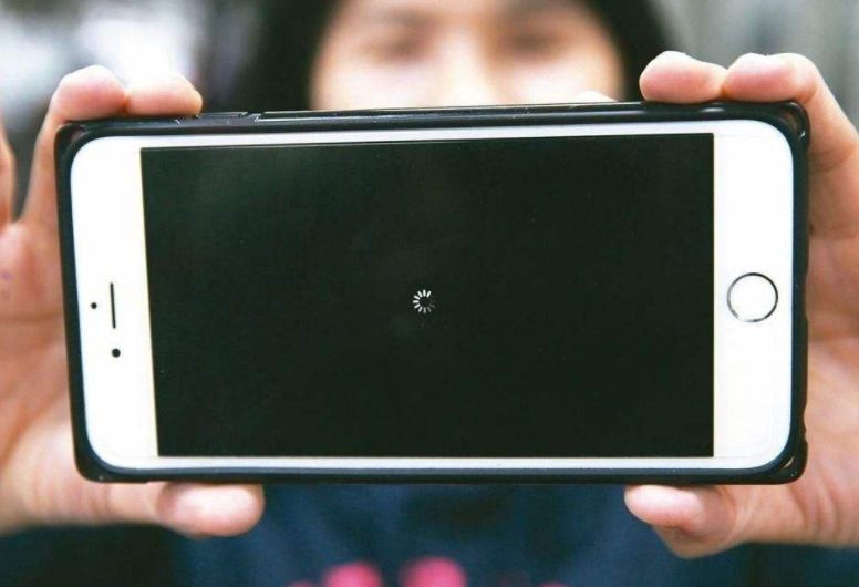 iphone死机进不了系统,iphone死机屏幕没反应也关不了机