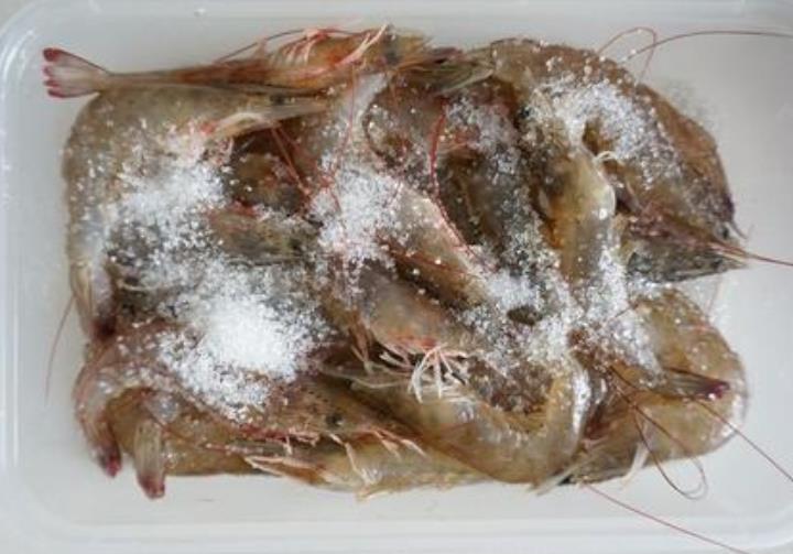 鲜虾如何储存虾头不发黑,鲜虾放瓶子里怎么冷冻不黑头