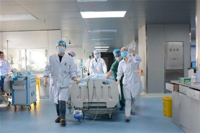 宝宝掉床不应立刻抱起最好这样做,宝宝掉床后怎么判断没事