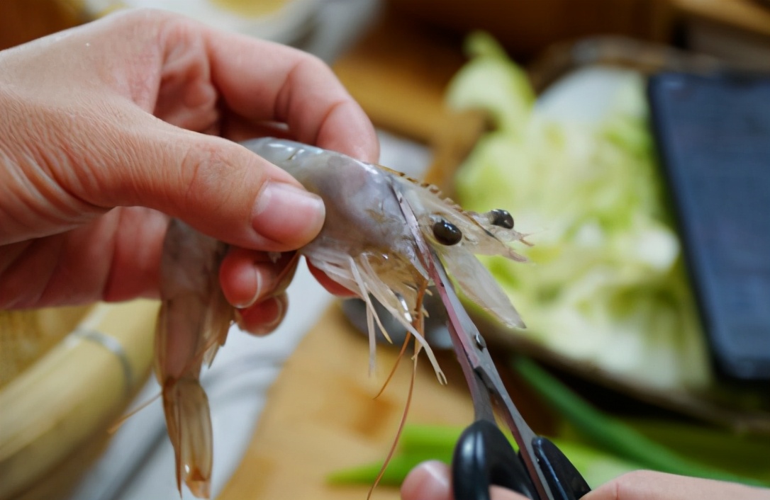 买大虾青的好还是红的好,怎么选大虾的正确方法和技巧