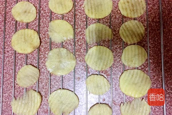 薯片制作方法不用烤箱不用微波炉,用土豆怎么在微波炉里做薯片