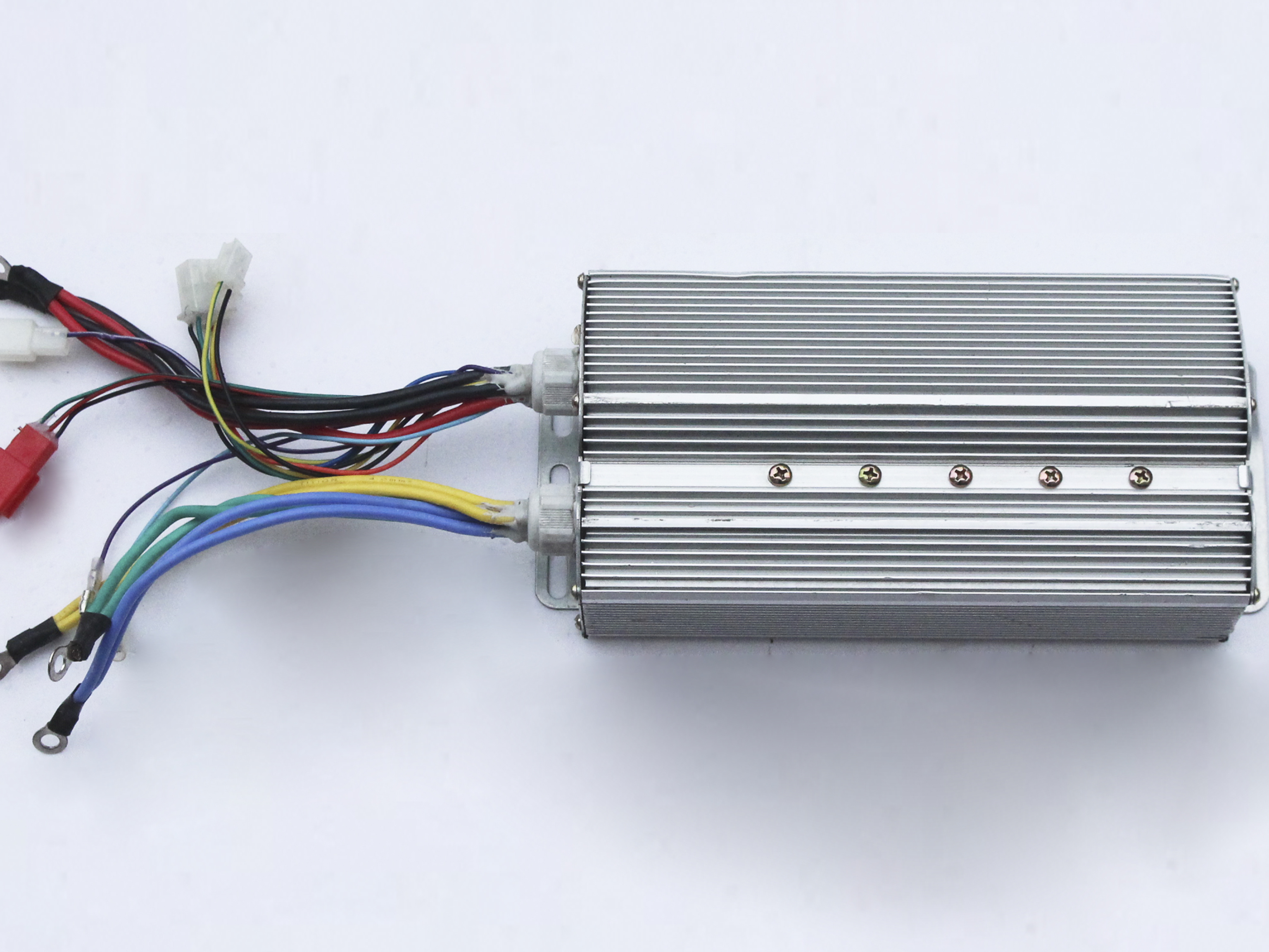 电动车电机空转可以落地不转原因,电动车接上灯电机就转是什么原因