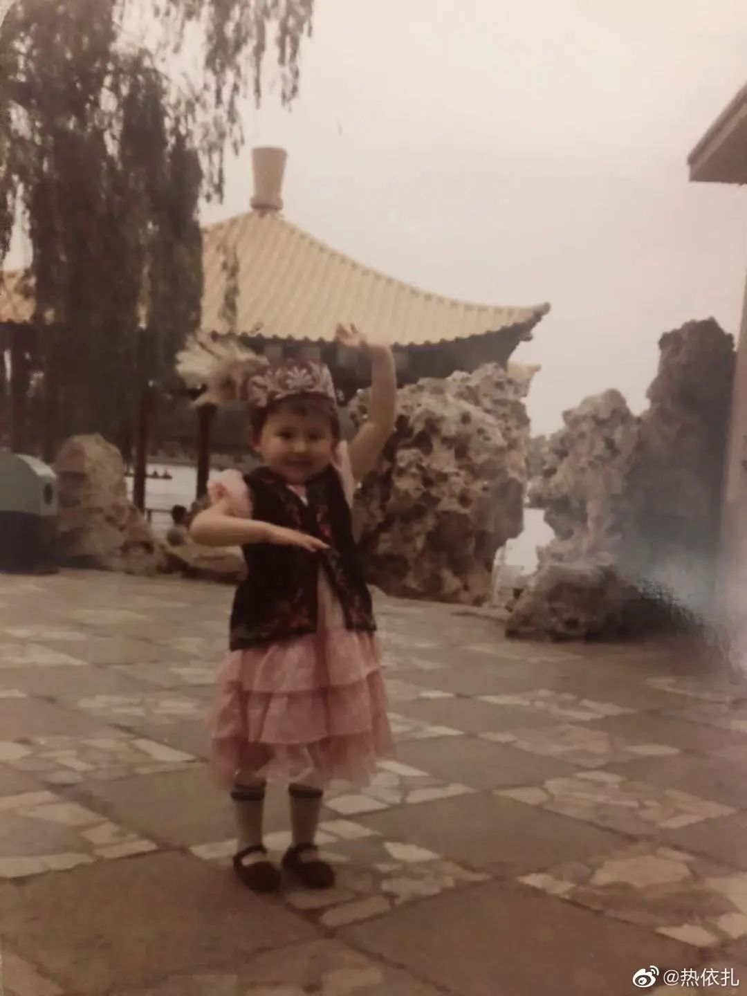 明星六一齐晒照：唐嫣陈妍希晒娃，热巴娜扎美照，安以轩令人泪目