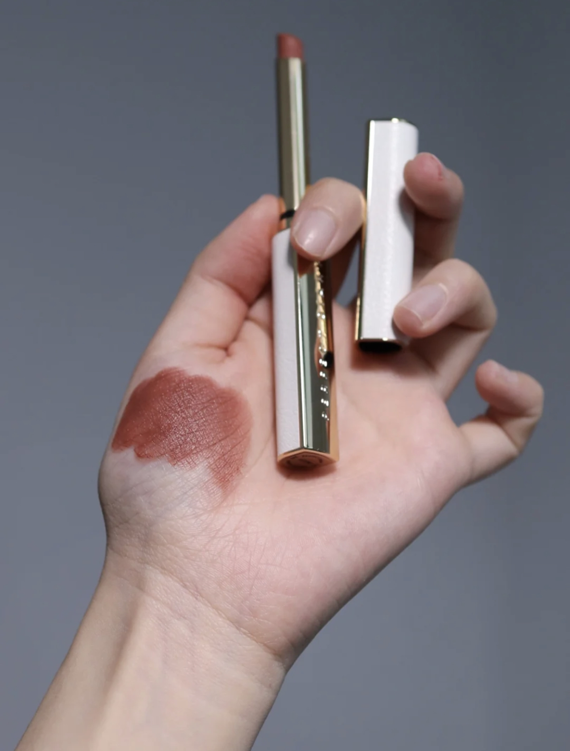 又显白又好看的口红色号,比较润且显白的口红