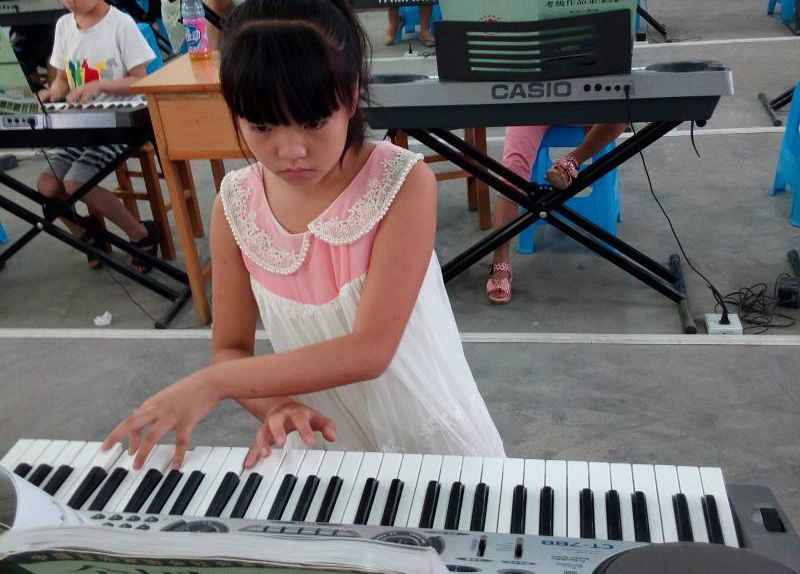 怎么弹出好听的曲子电子琴,怎样用电子琴弹出好听的曲子