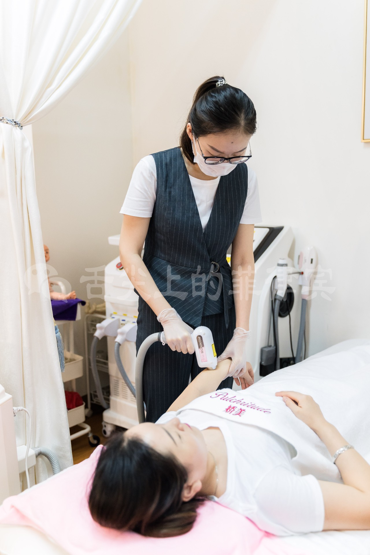 90后美女开了一家美容院,90后美女开直营店