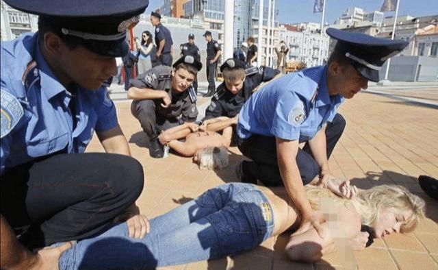 女子球场不雅行为遭谴责,女球迷球场不雅行为遭谴责