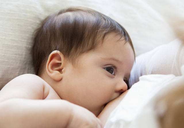 乳房干瘪奶水不足,乳房瘪瘪的是奶水不够吗