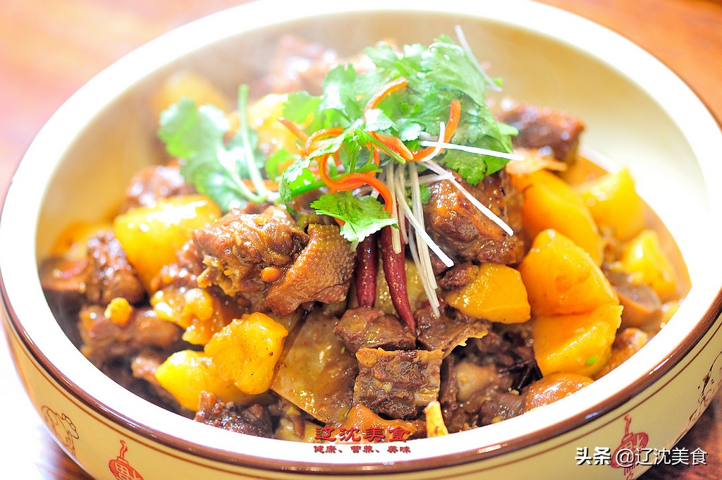 为什么下大雪适合吃铁锅炖大鹅,没有一只鹅能活着离开东北