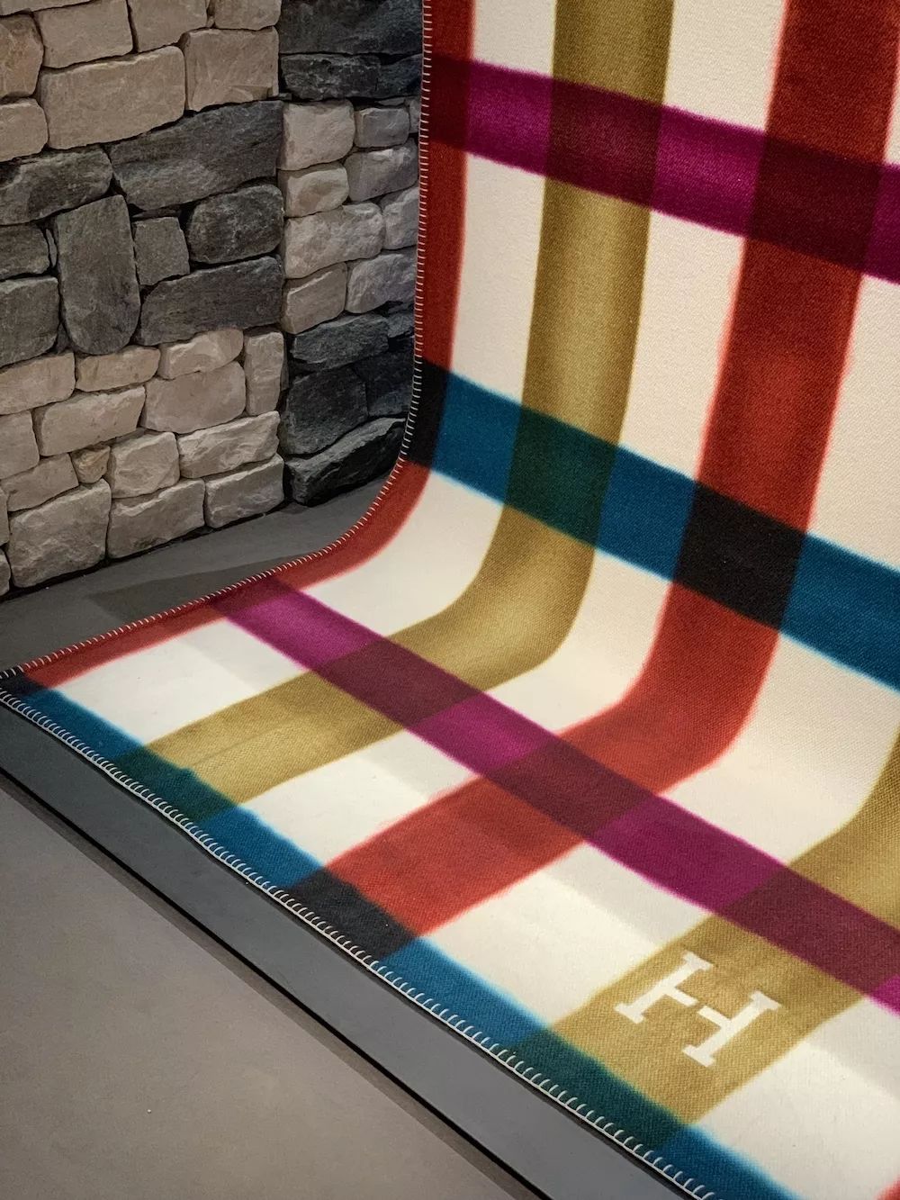 30万的屏风,86万的桌子,当Gucci、爱马仕、LV卖起了家居