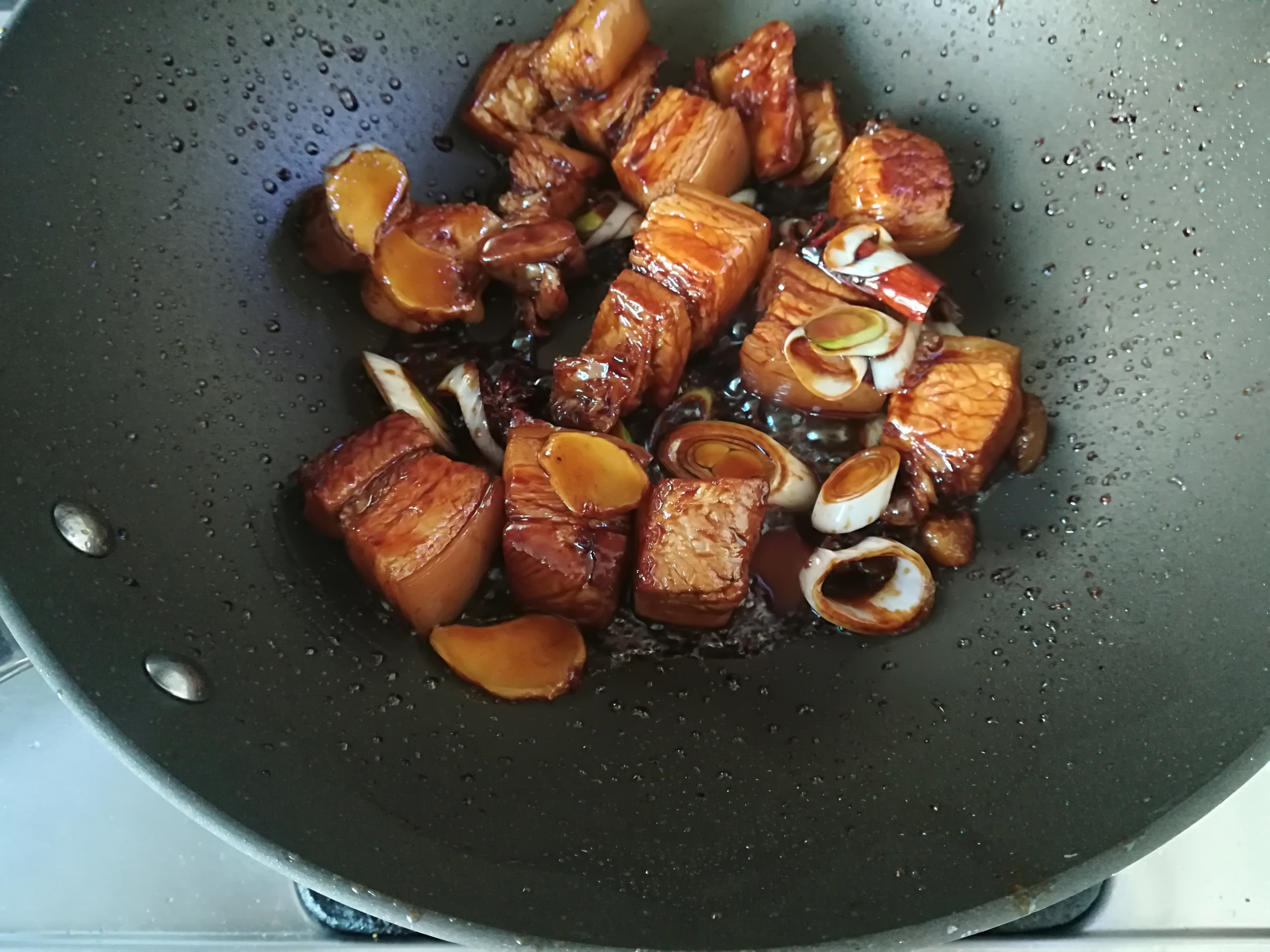 红烧肉不用冰糖用白糖行吗,做红烧肉用冰糖还是白砂糖