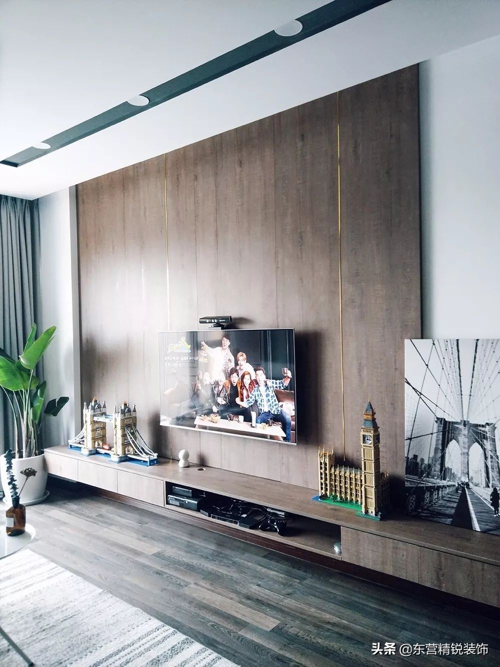 主卧背景墙护墙板装修效果图大全,100平方现代轻奢护墙板装修多少钱