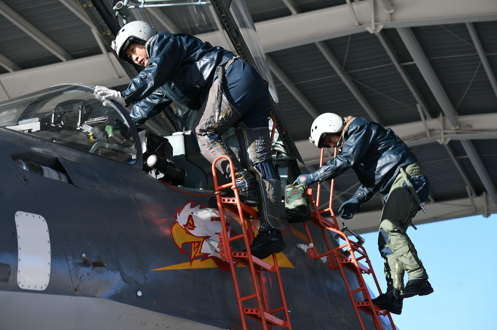 中国培养一名战斗机飞行员多少钱,中国飞行员工资多少钱1个月