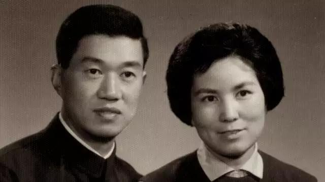 90岁夫妇恋爱日常，诠释了“与子偕老”：我忘了全世界，但记得你