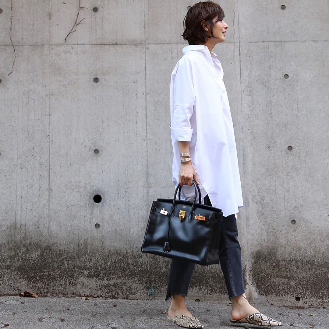 51岁的她无惧年龄，用基本款打造出“无龄感”穿搭，时尚又高级