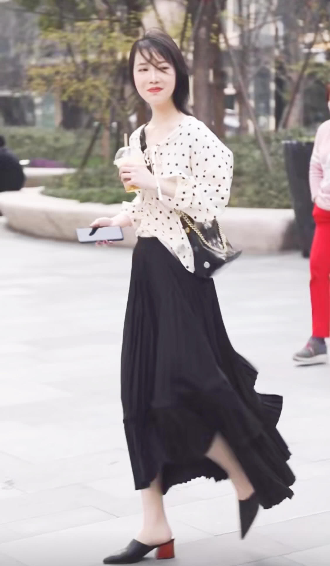 街头火了一双“啄木鸟鞋”，是网红们的最爱，个个都靠它显脚瘦！