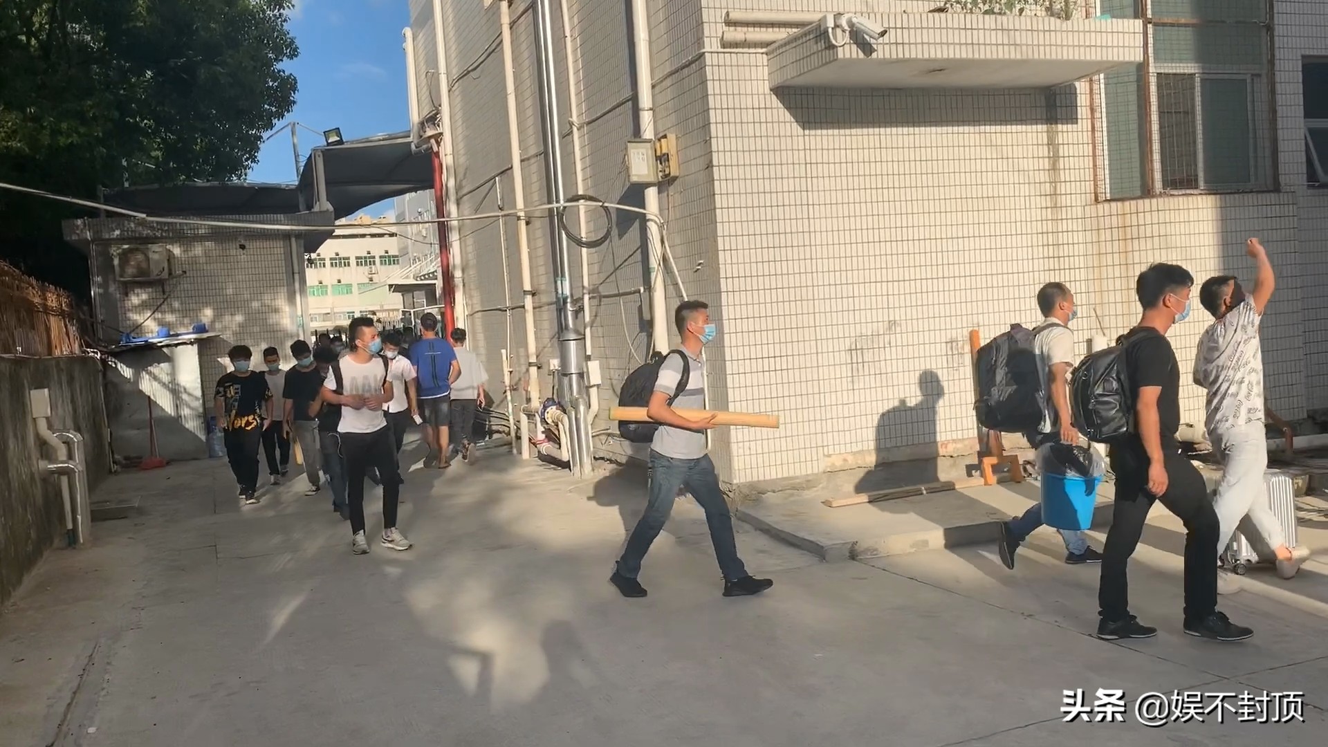 工厂工资8000得加班多少小时,电子厂每天加班10点工资6000