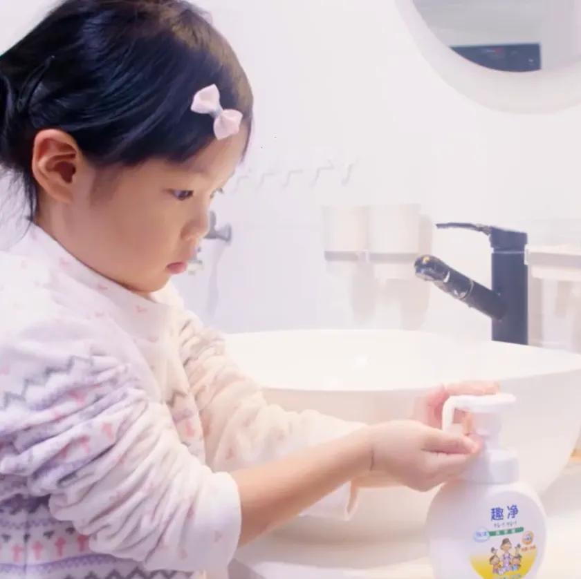 比虞书欣更作的练习生出现了，32岁的她为啥只冲着宝宝霜下手呢？