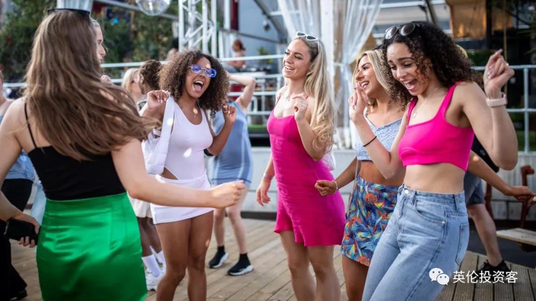 英国一周隔离60万人,超市货架又空了!边境不再检查核酸报告?