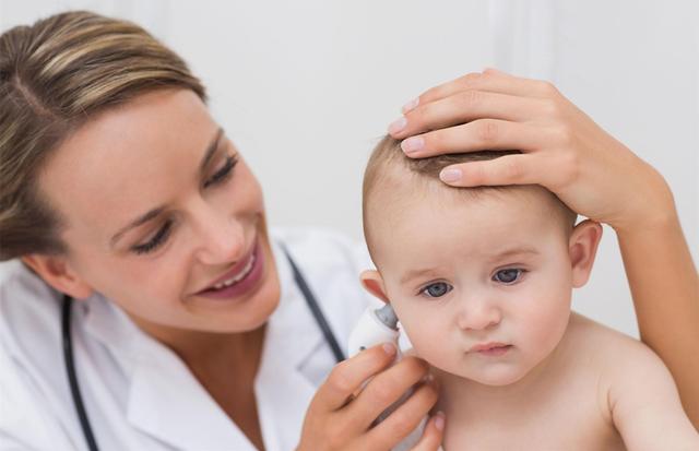 耳朵进水用棉签抠后听不清了,宝宝耳朵进水会有什么危害