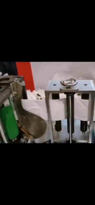 数千企业紧急转产生产口罩防护服,企业转型生产口罩防护服