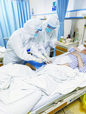 外国小伙子离世捐献器官救5人,抢救晕倒男子国外