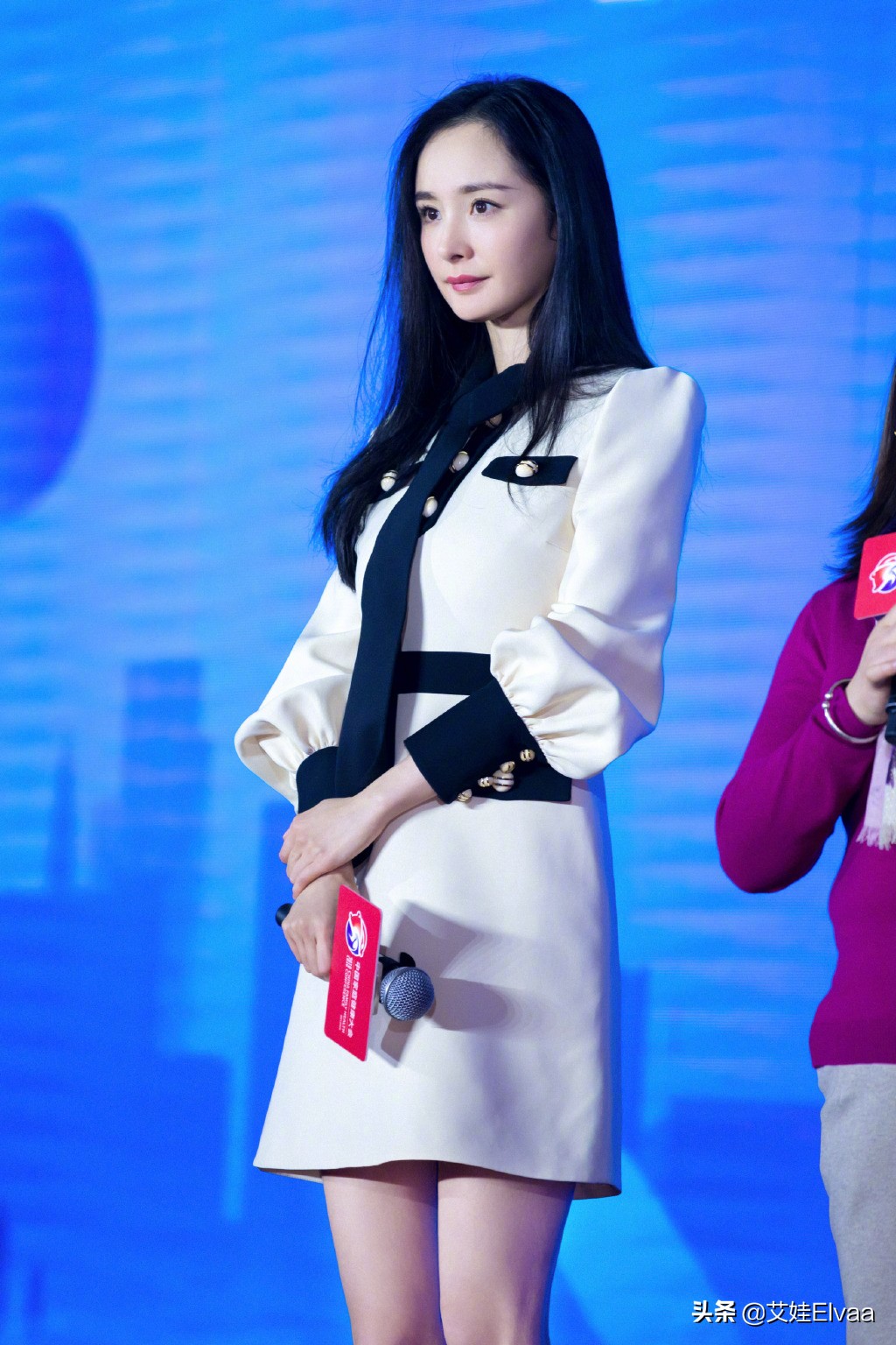 杨幂半露香肩机场大玩黑白配,杨幂露腰高开叉长裙