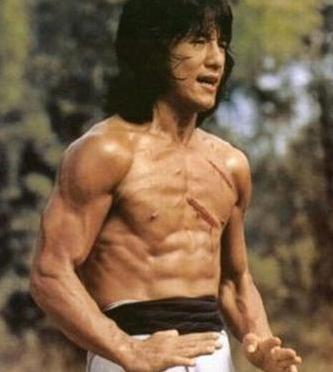 影视中喜欢秀肌肉的演员，“双龙”绝对冠亚军，喜剧演员也如此