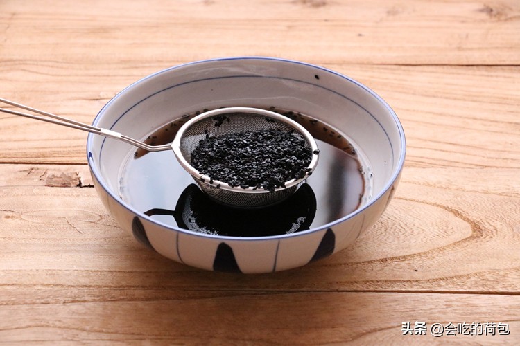 80岁奶奶常吃黑芝麻，教我家常做法，营养美味又简单，越吃越精神