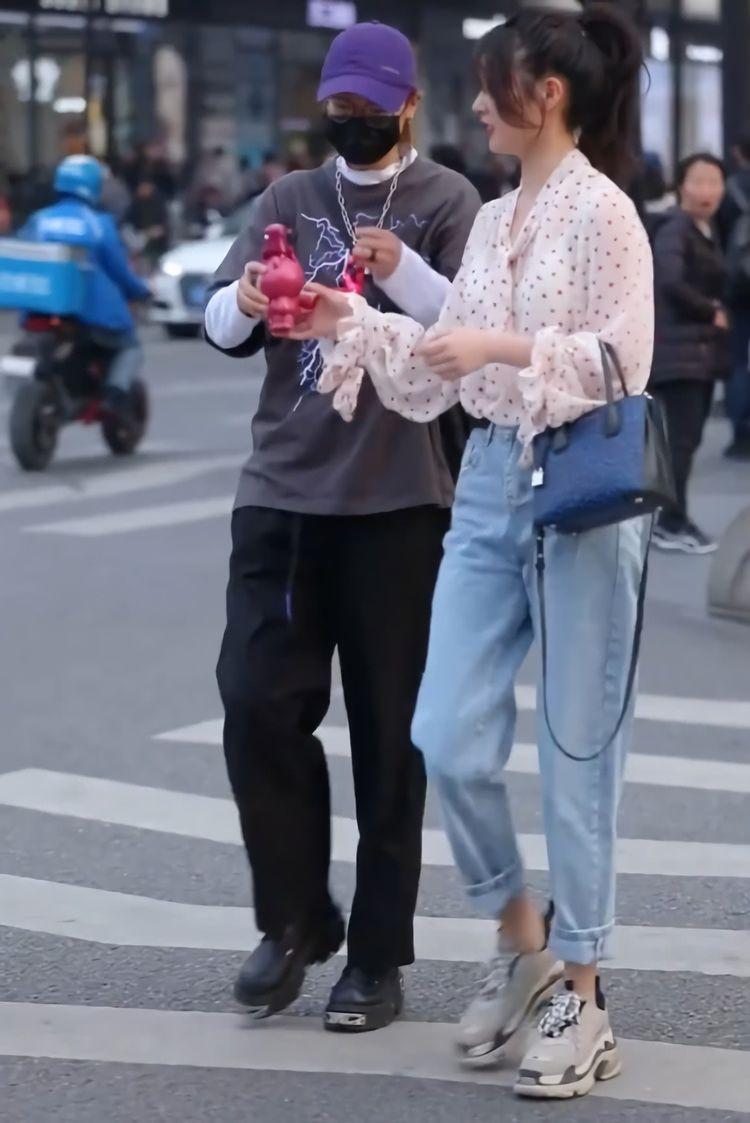 小白鞋搭配的显高牛仔裤,哈伦裤高帮鞋穿搭