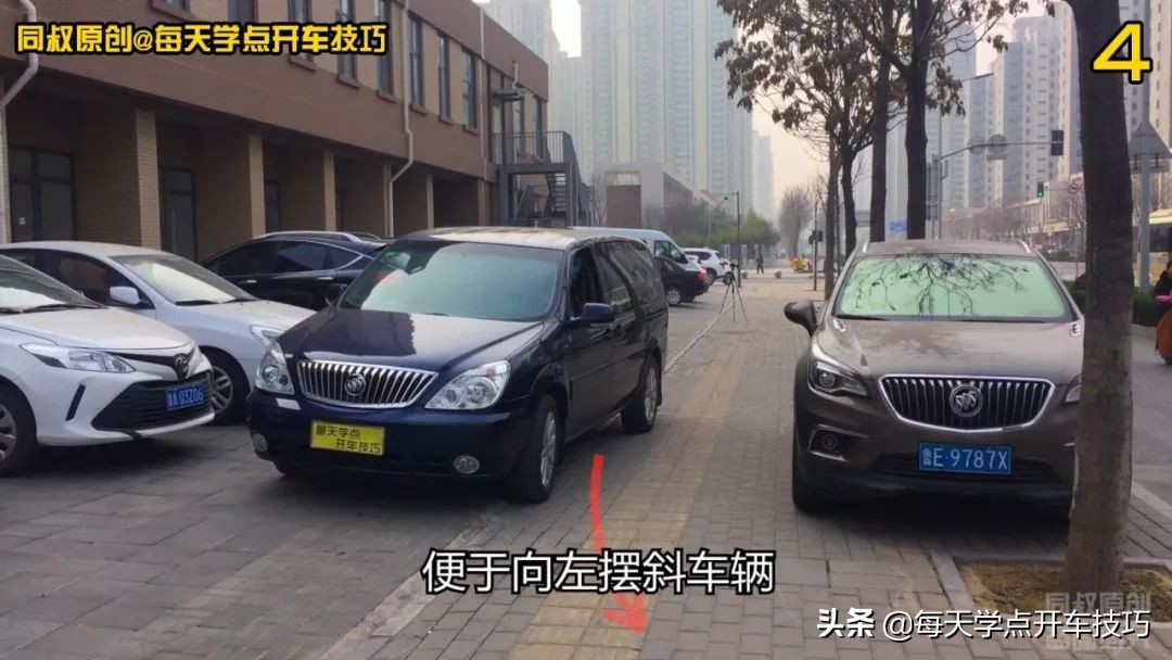 停车场单行道倒车入库技巧视频,路边车位倒车入右库绝招简单又快