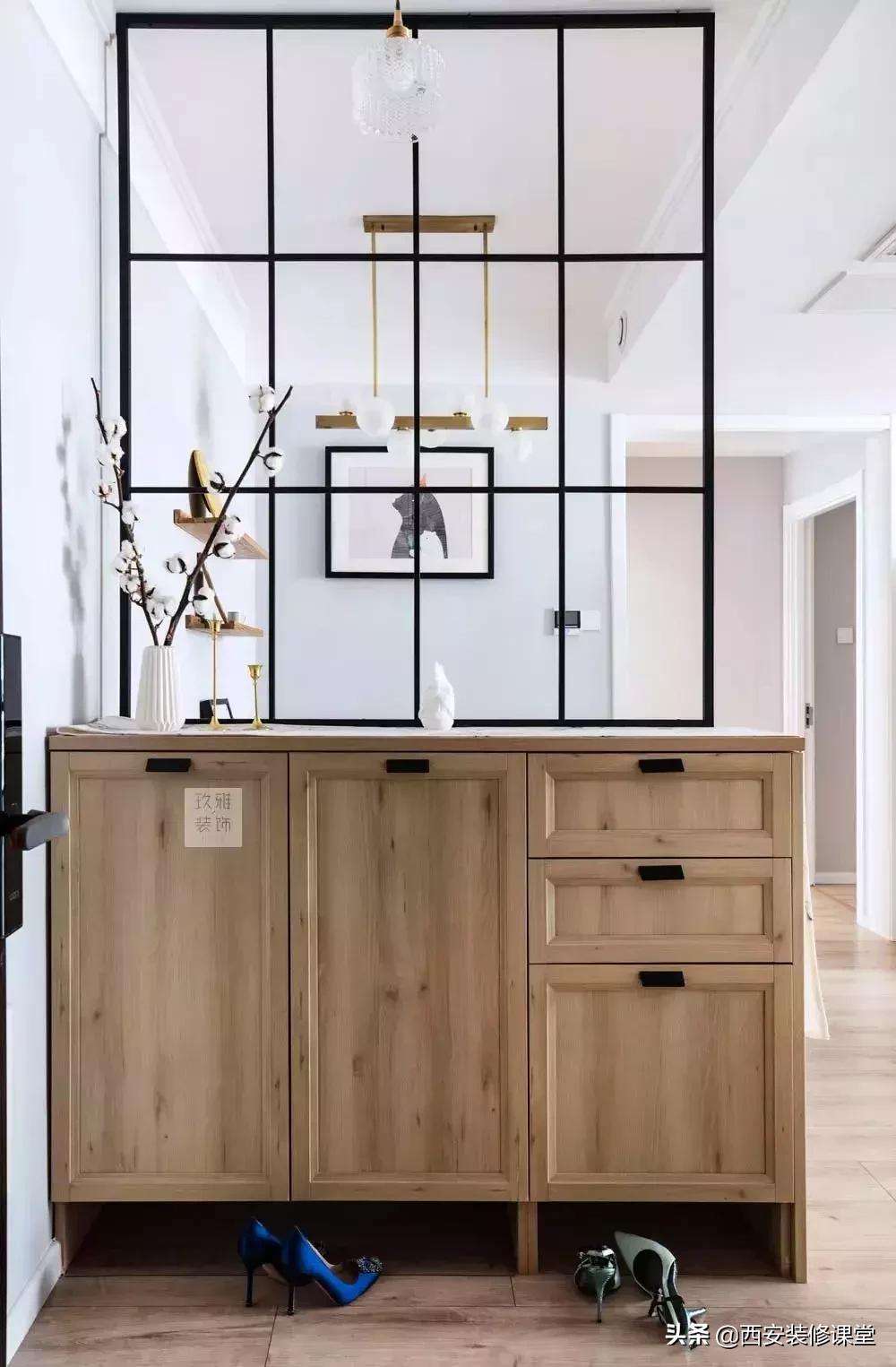 进门鞋柜设计右侧是餐厅隔断,红木鞋柜屏风隔断一体效果图