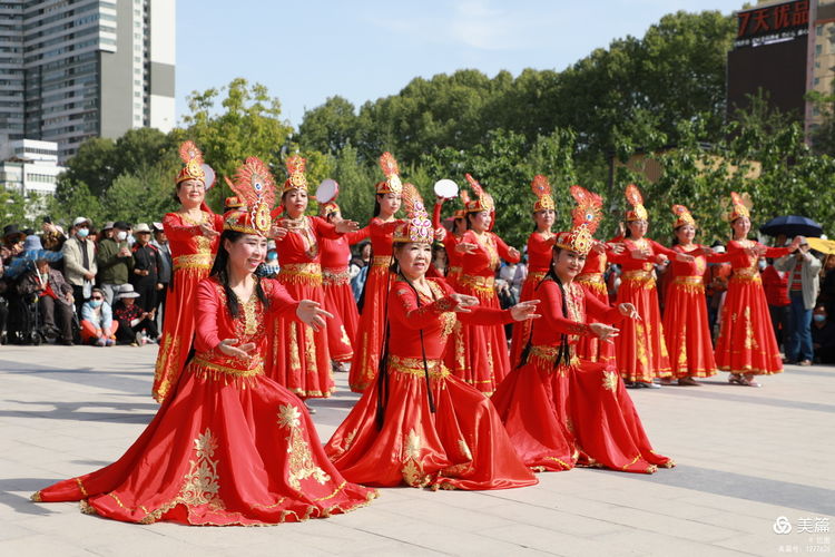 洛阳牡丹广场：*疆新**舞大联欢