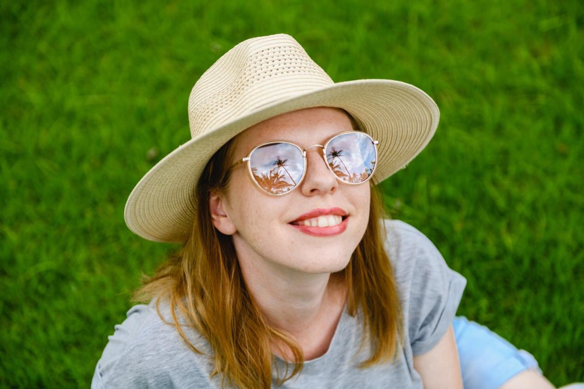 为什么眼镜镜片有颜色,近视眼镜镜片颜色有几种