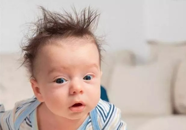 天热,没满月的宝宝满头大汗,宝妈出奇招!网友:不能剃头吗?