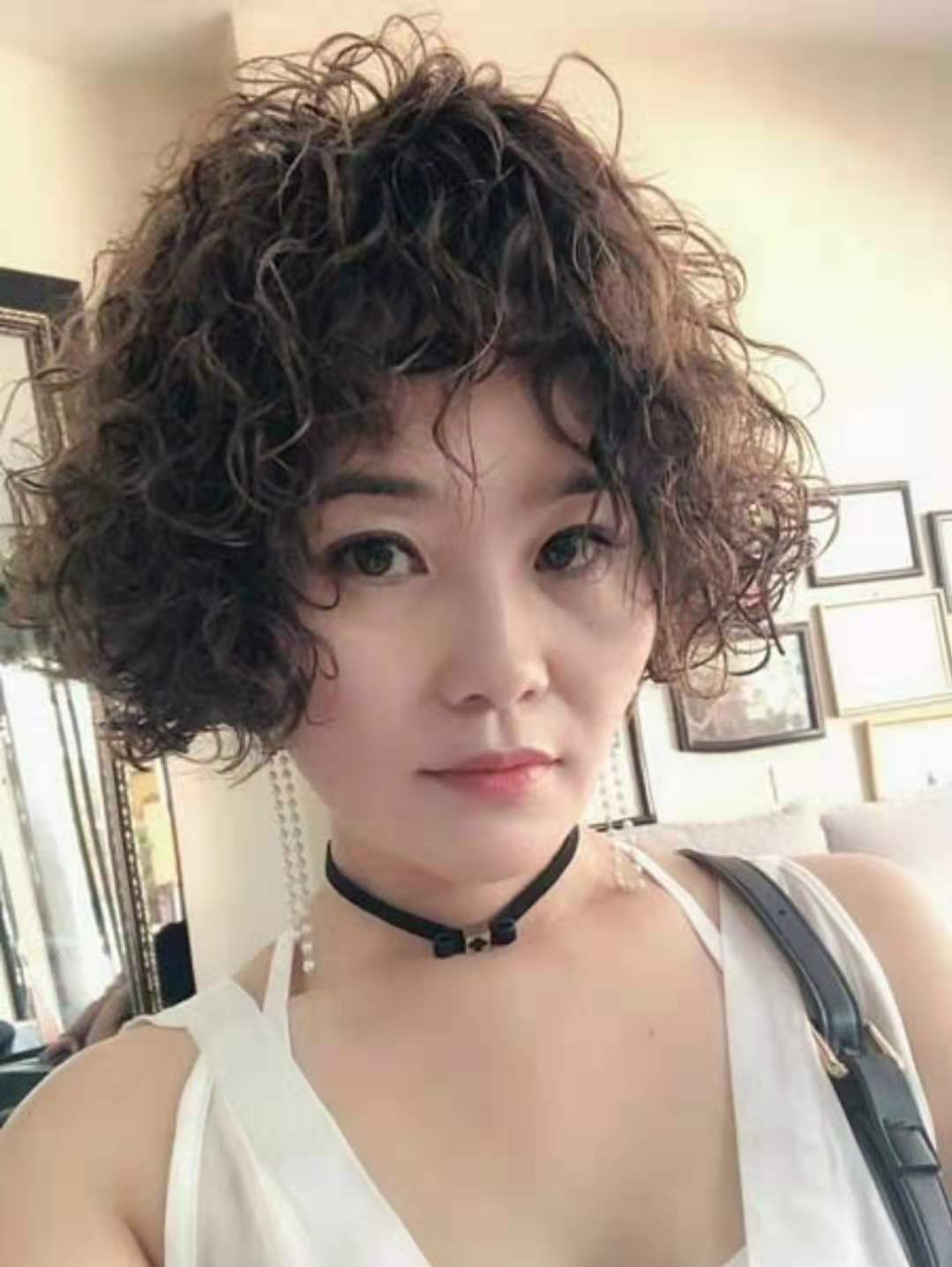 女人过了50岁发型首选烫小卷,50岁女人烫满头小卷